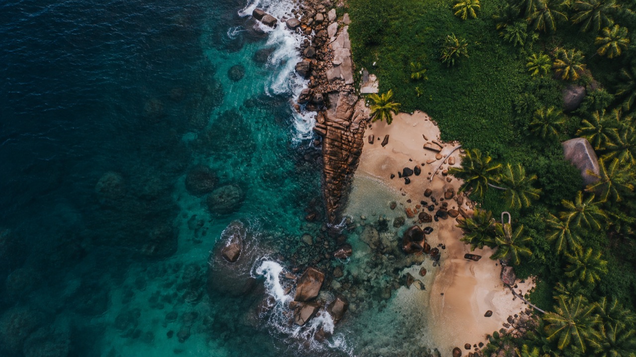 Vue aérienne de la côte seychelloise