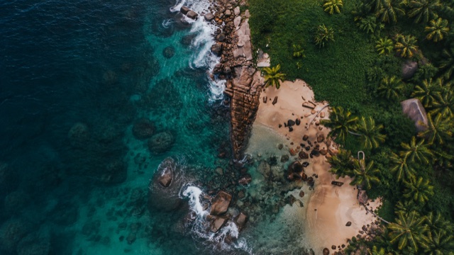 Panorama seychellois prolongé par IA, illustration
